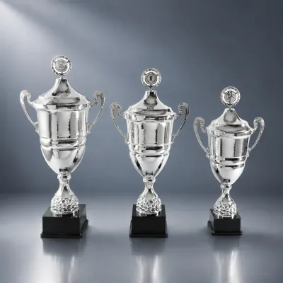 Wanderpokal Wanderpokal-Serie „Champion“ in Silberoptik mit Deckel und Kranz, drei Größen auf schwarzem Kunststoffsockel