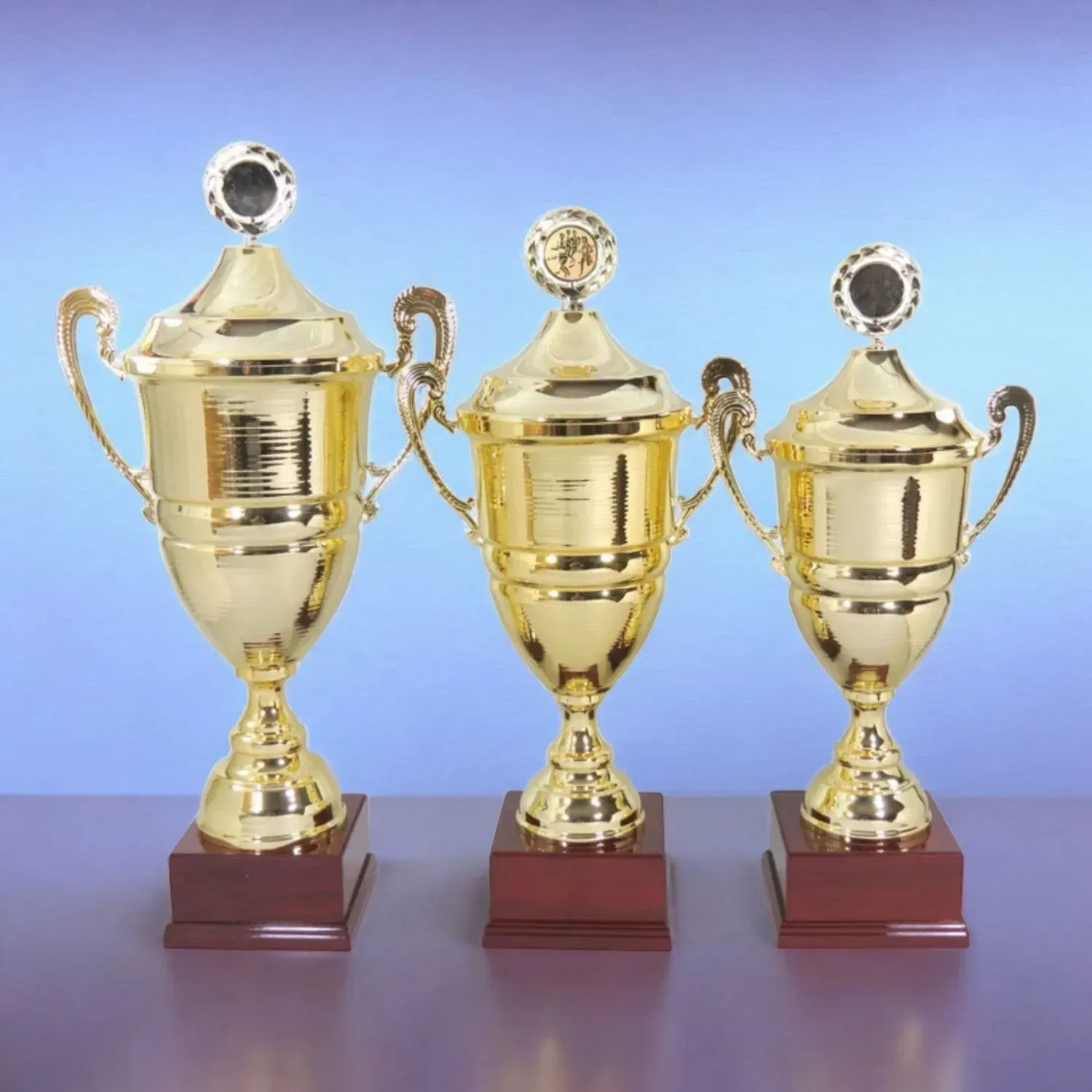 Wanderpokal Wanderpokal-Serie „Europa“ in Goldoptik mit Deckel und Kranz, drei Größen auf dunklem Holzsockel