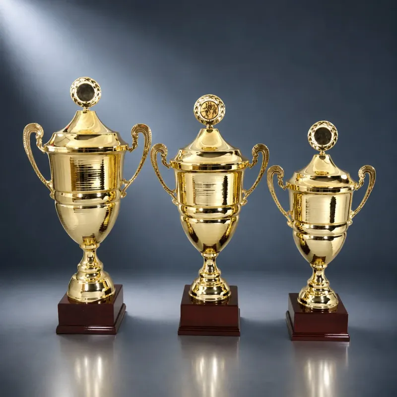 Wanderpokal Wanderpokal-Serie „Europa“ in Goldoptik mit Deckel und Kranz, drei Größen auf dunklem Holzsockel