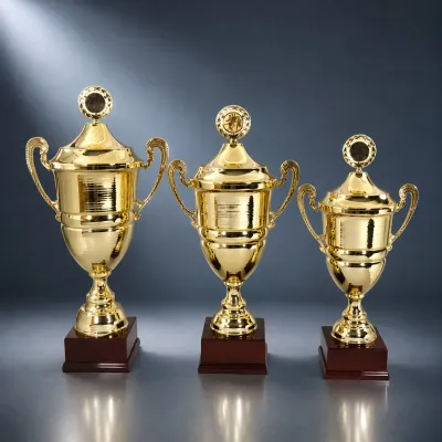 Wanderpokal Wanderpokal-Serie „Europa“ in Goldoptik mit Deckel und Kranz, drei Größen auf dunklem Holzsockel
