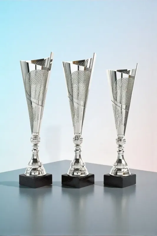 Design-Pokal Leon in Silber mit ausgeschnittenem Metalloberteil und schwarzem Marmorsockel