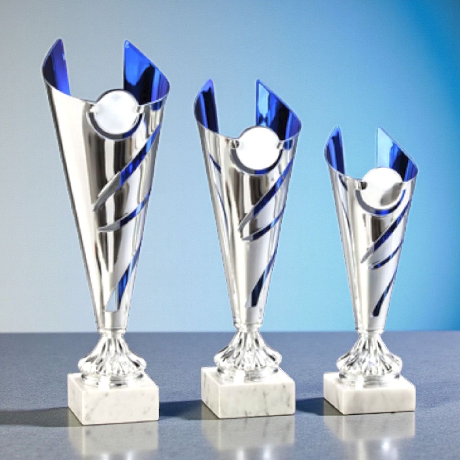 Laserpokal Luxus-Metallpokal Grace in Silber-Blau mit geschwungenem Design, rundem Emblemträger und Carrara-Marmorsockel