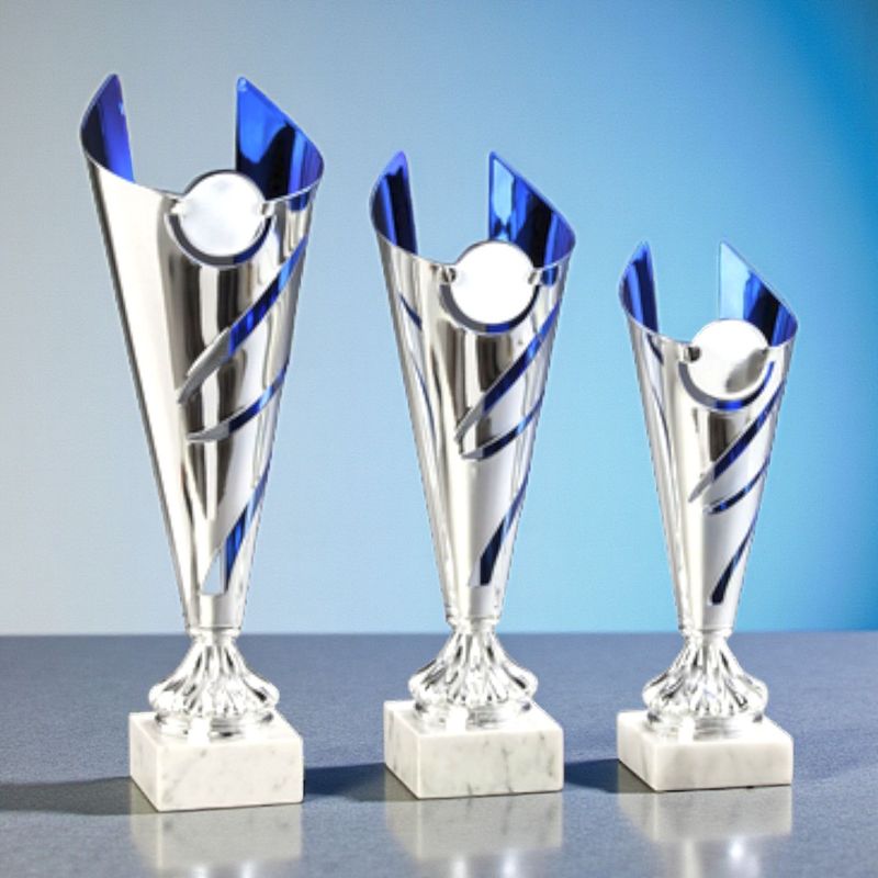 Luxus-Metallpokal Grace in Silber-Blau mit geschwungenem Design, rundem Emblemträger und Carrara-Marmorsockel