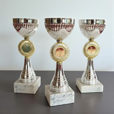 Pokal Sonne mit silberfarbener Schale, dekorativem Sonnen-Emblemträger und weißem Marmorsockel, 3 Größen