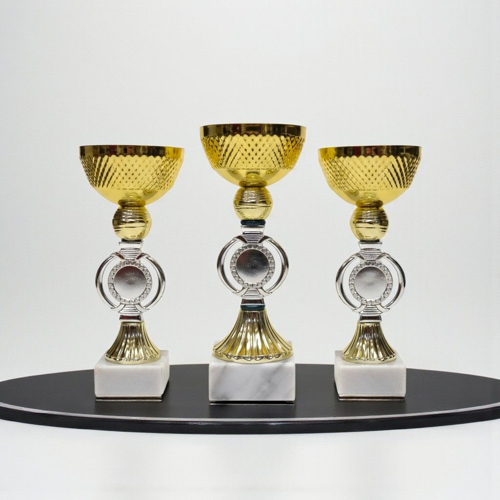 Pokal Pokal Free Willy mit strukturierter goldfarbener Schale, rundem Emblemträger, klassischem Mittelteil und weißem Marmorsockel