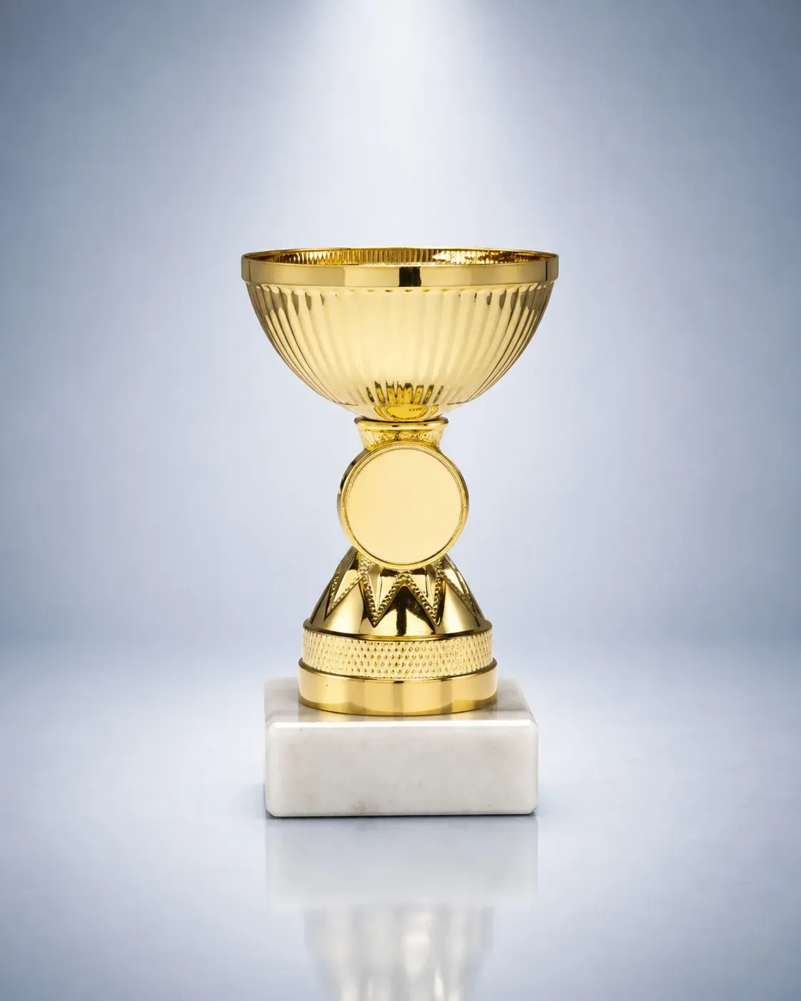 Pokal Pokal Lupo mit gerillter Schale, rundem Emblemträger, dekorativem Mittelteil und weißem Marmorsockel