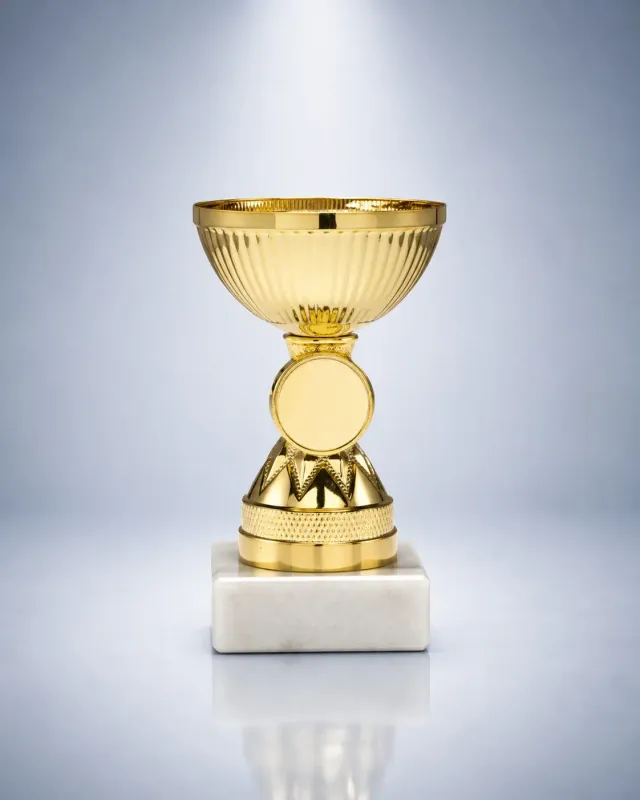Pokal Lupo mit gerillter Schale, rundem Emblemträger, dekorativem Mittelteil und weißem Marmorsockel
