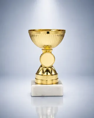 Pokal Pokal Lupo mit gerillter Schale, rundem Emblemträger, dekorativem Mittelteil und weißem Marmorsockel