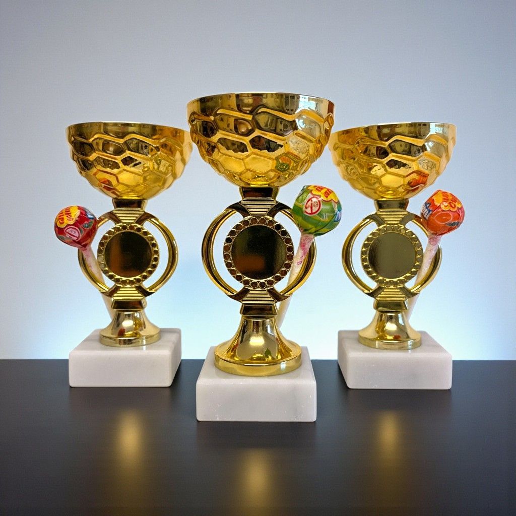 Pokal Kinderpokal Lollypop mit strukturierter Schale, Emblemträger mit Lolly und weißem Sockel, 3 Größen