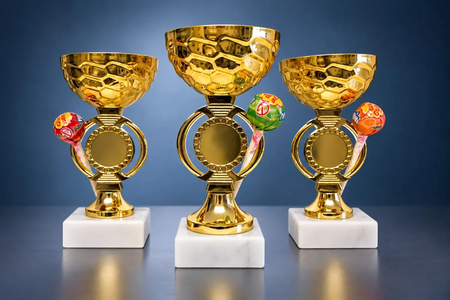 Kinderpokal Lollypop mit strukturierter Schale, Emblemträger mit Lolly und weißem Sockel, 3 Größen
