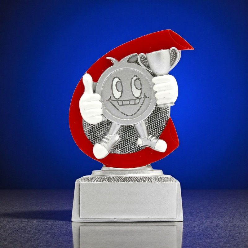 Resinfigur mit Comic-Gesicht, rotem Akzent und Pokal, 10 cm hoch, auf hellem Sockel