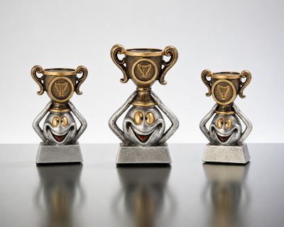 Funny Winners Cup ab € 4,80 Funny Winners-Cup Pokal-Set aus Resin mit Comic-Figur und Pokalaufsatz, 3 Größen auf grauem Sockel