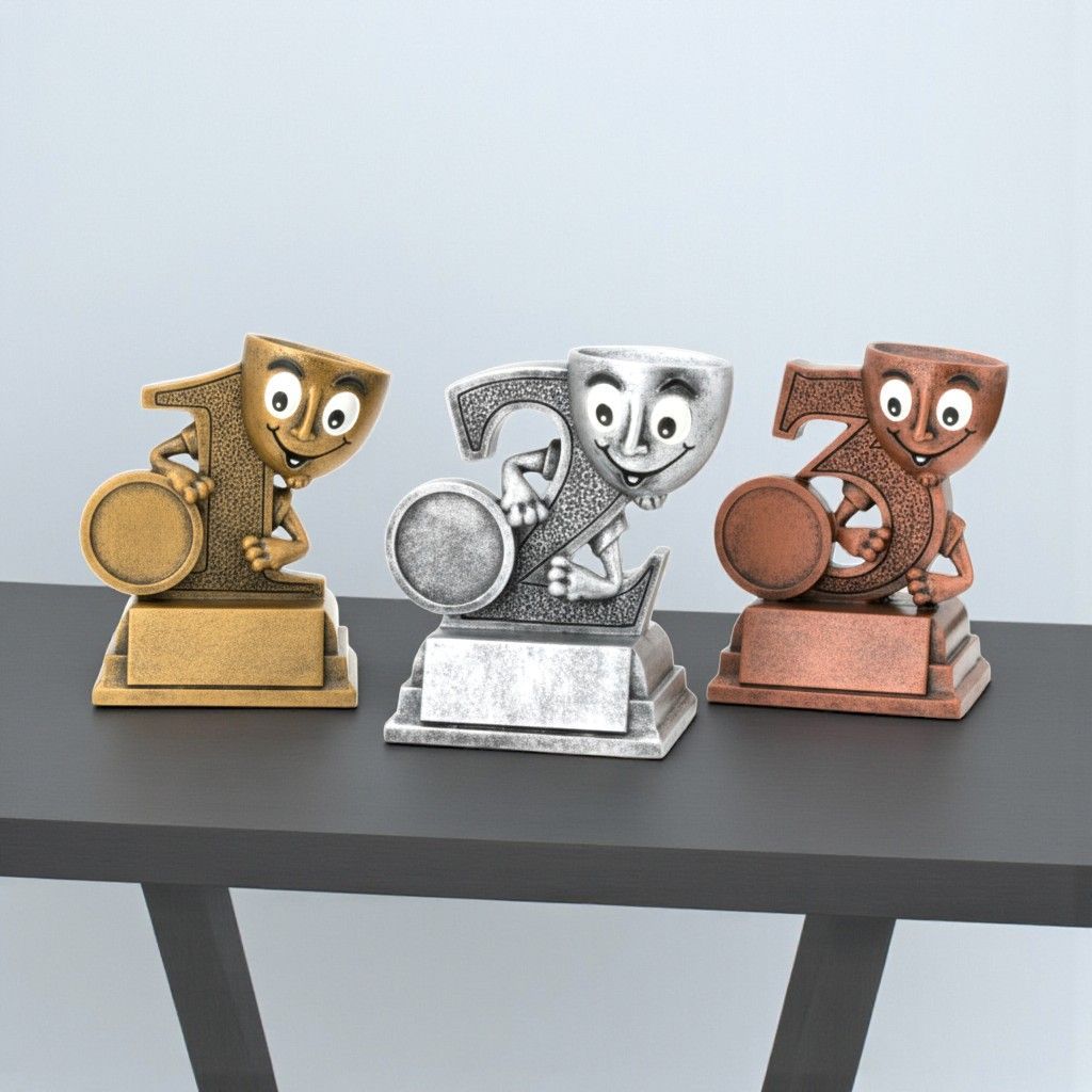 Resinfigur Resinfigur Pokalfigur mit Zahlenmotiv 1–3 und Emblemhalter, 3 Varianten auf eckigem Sockel