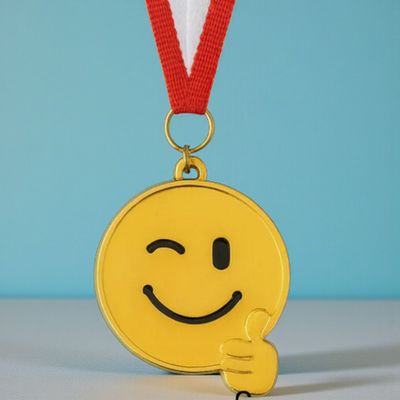 Kindermedaille mit Smiley und Daumen-Motiv in Gold, Ø 5,0 cm, inkl. Band