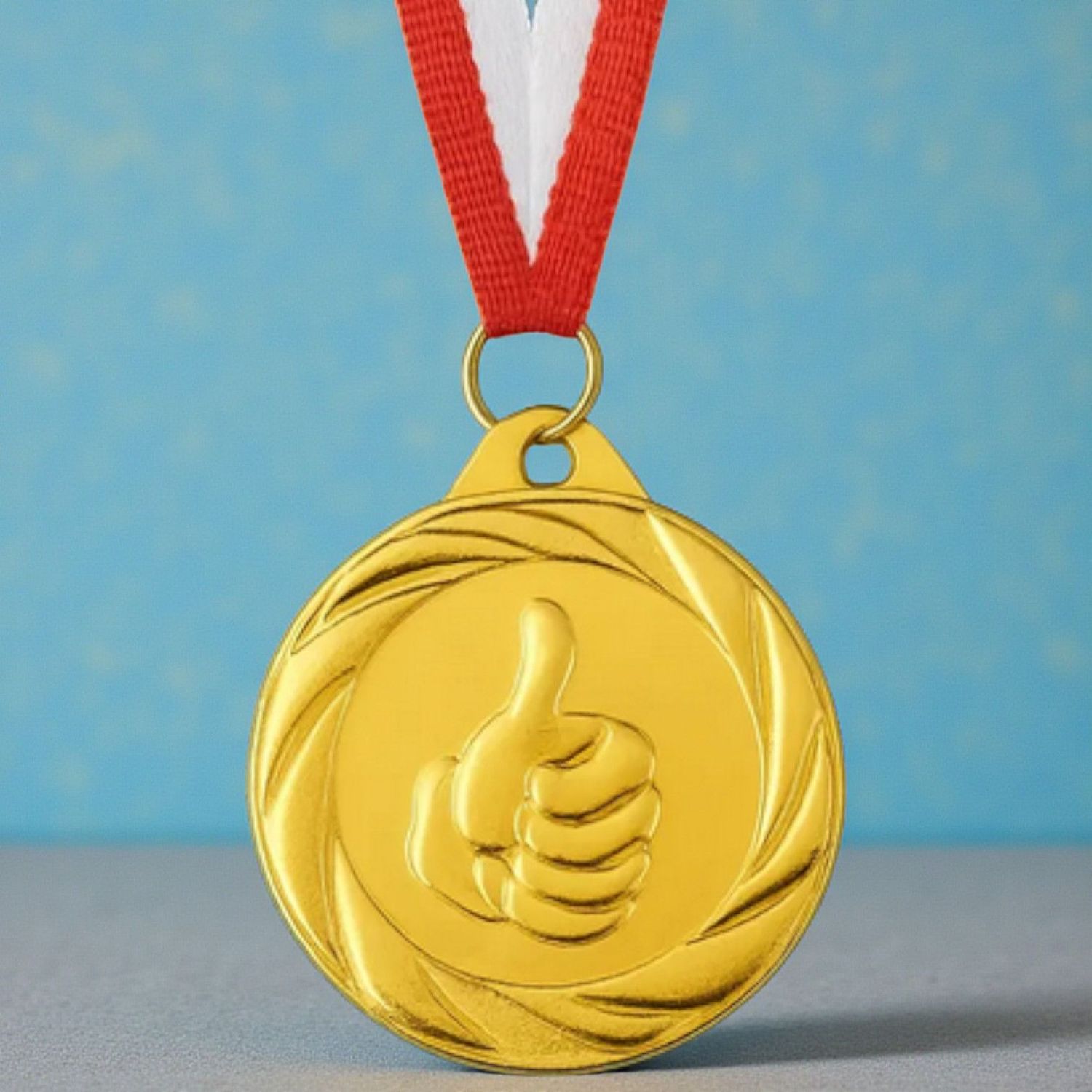 Kindermedaille mit Daumen-hoch-Motiv in Gold, Ø 5,0 cm, inkl. Band
