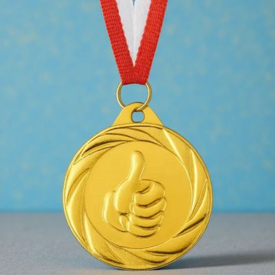 Kindermedaille mit Daumen-hoch-Motiv in Gold, Ø 5,0 cm, inkl. Band