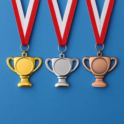 Kindermedaille mit Pokalmotiv in Gold, Silber und Bronze, Ø 2,5 cm, inkl. Band