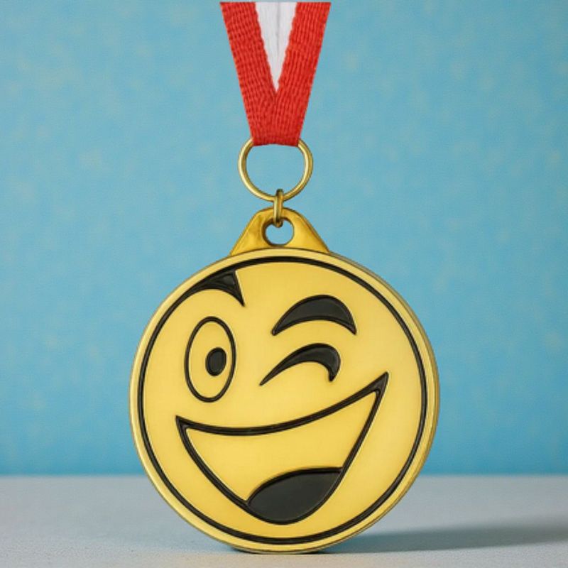 Kindermedaille mit zwinkerndem Smiley in Gold, Ø 4,5 cm, inkl. Band