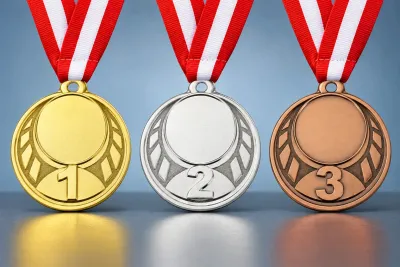 Metallmedaille Siegerzahlen Ø 4,5 cm Metallmedaille mit integrierter Platzierungszahl (1–2–3) und dekorativem Rahmenmotiv. Durchmesser Ø…