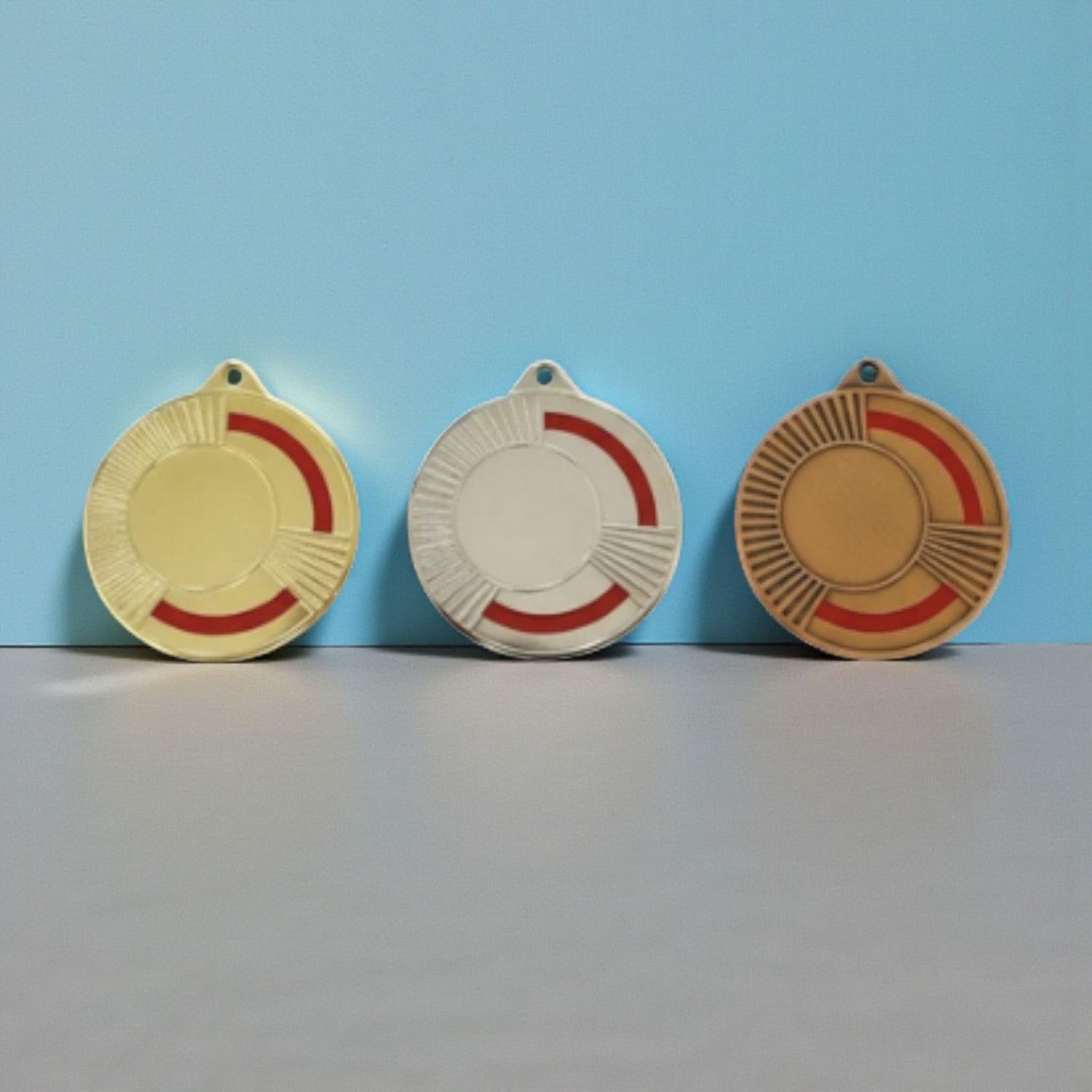 Metallmedaille Design Rot Ø 5 cm, ab € 2,50 Metallmedaille mit facettiertem Randdesign und rotem Farbeinsatz. Durchmesser Ø 5 cm