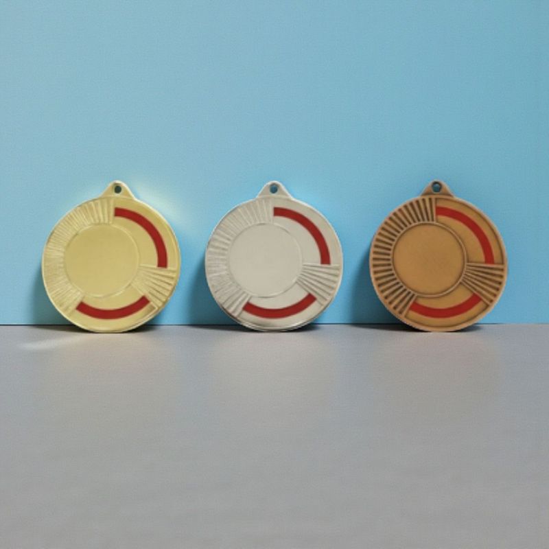 Metallmedaille mit facettiertem Randdesign und rotem Farbeinsatz. Durchmesser Ø 5 cm