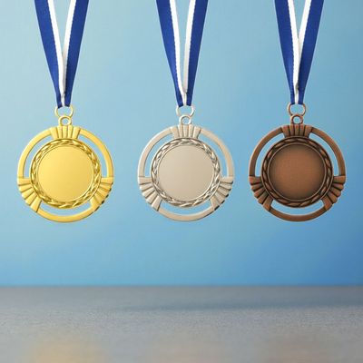 Großformatige Metallmedaille mit klarer, offener Gestaltung und markanter Präsenz. Durchmesser Ø 9 cm