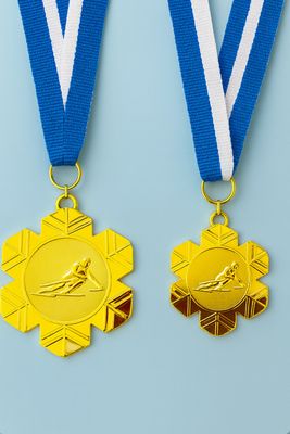 Wintersportmedaille, geprägt Metallmedaille Ø 4 cm & Ø 7 cm in Konturform mit Skisfahrer-Motiv, goldfarben, Wintersport