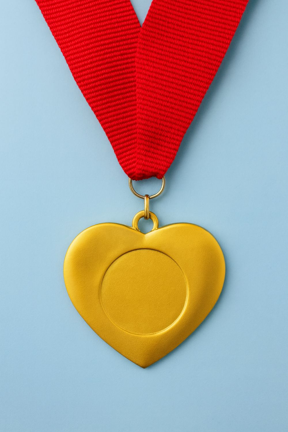 Goldfarbene herzförmige Kindermedaille Ø 5 cm mit rotem Band, inkl. Emblem, Modell 9375g
