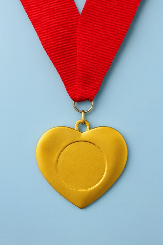 Goldfarbene herzförmige Kindermedaille Ø 5 cm mit rotem Band, inkl. Emblem, Modell 9375g