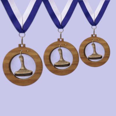 Holzmedaille HM400 ausgeschnitten mit Eisstock-Anhänger aus Kork