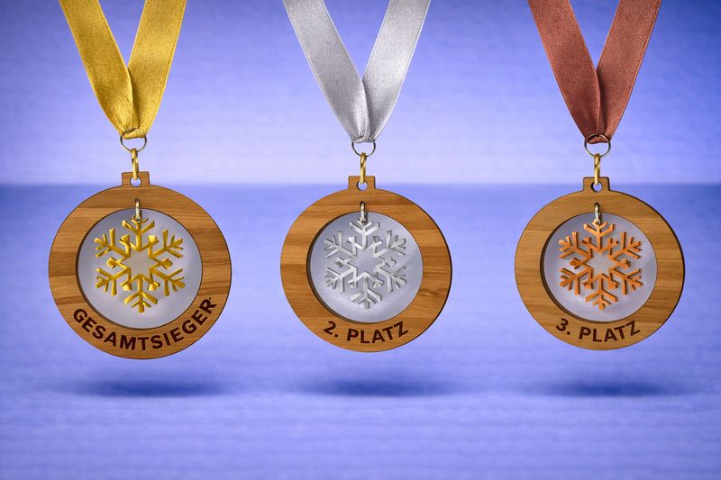 Ausgeschnittene Holzmedaille mit dekorativem Kristallhänger aus Acryl. Der Gravurtext wird direkt im Holz individuell gestalt