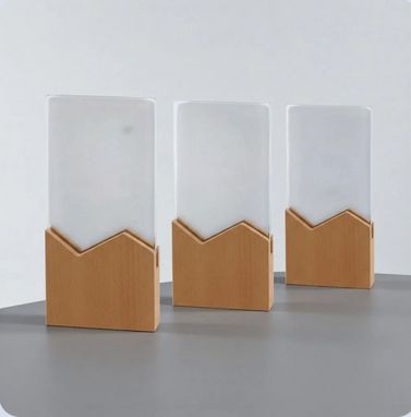 Glas-Holztrophäen mit alpiner Sockelform, drei Größen, hochwertige Auszeichnung inkl. Geschenkbox