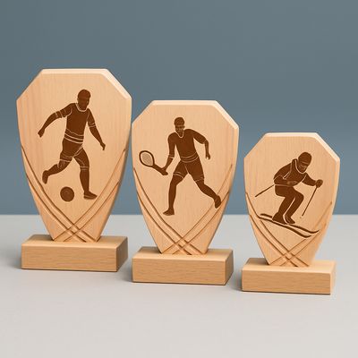 Sportliche Holztrophäen aus Buchenholz mit gefrästen Linien und Direktgravur, drei Größen