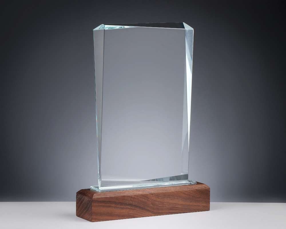 Kristallglas Award „Prinz“ auf Walnussholzsockel, ab € 38,90 Kristallglas Award „Prinz“ auf Walnussholzsockel mit klarer, geradliniger Glasform