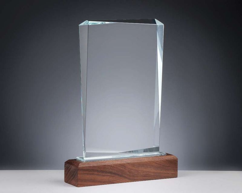 Kristallglas Award „Prinz“ auf Walnussholzsockel mit klarer, geradliniger Glasform
