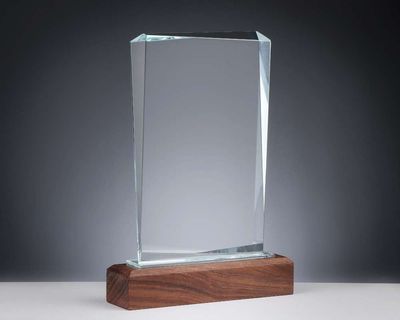 Kristallglas Award „Prinz“ auf Walnussholzsockel, ab € 38,90 Kristallglas Award „Prinz“ auf Walnussholzsockel mit klarer, geradliniger Glasform