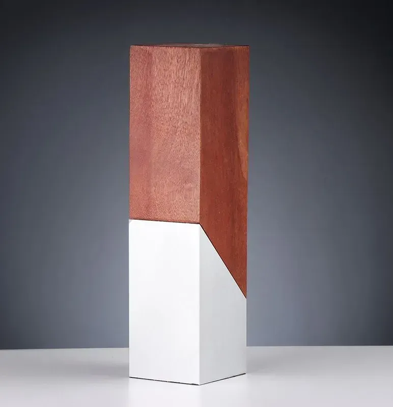 Metall-Holz Award mit Holzquader und Metallsockel in moderner Form