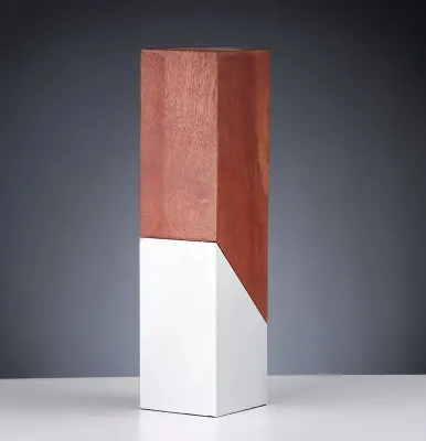 Metall-Holz Award mit Holzquader und Metallsockel in moderner Form