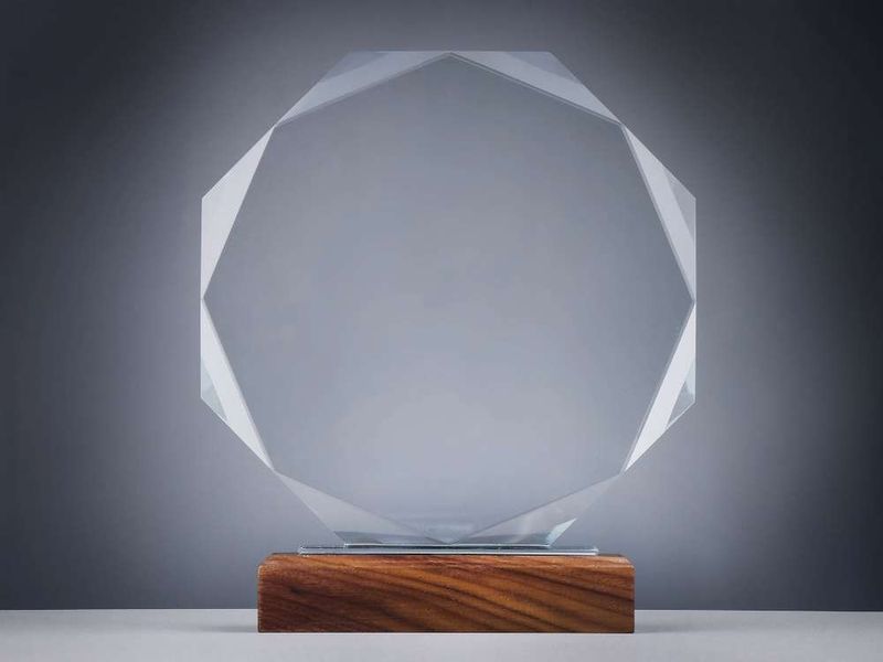 Kristallglas Award mit Facettenschliff auf Walnussholzsockel, hochwertige Auszeichnung