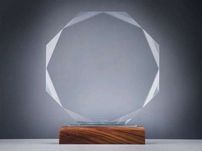 Kristallglas Award mit Facettenschliff auf Walnussholzsockel, hochwertige Auszeichnung