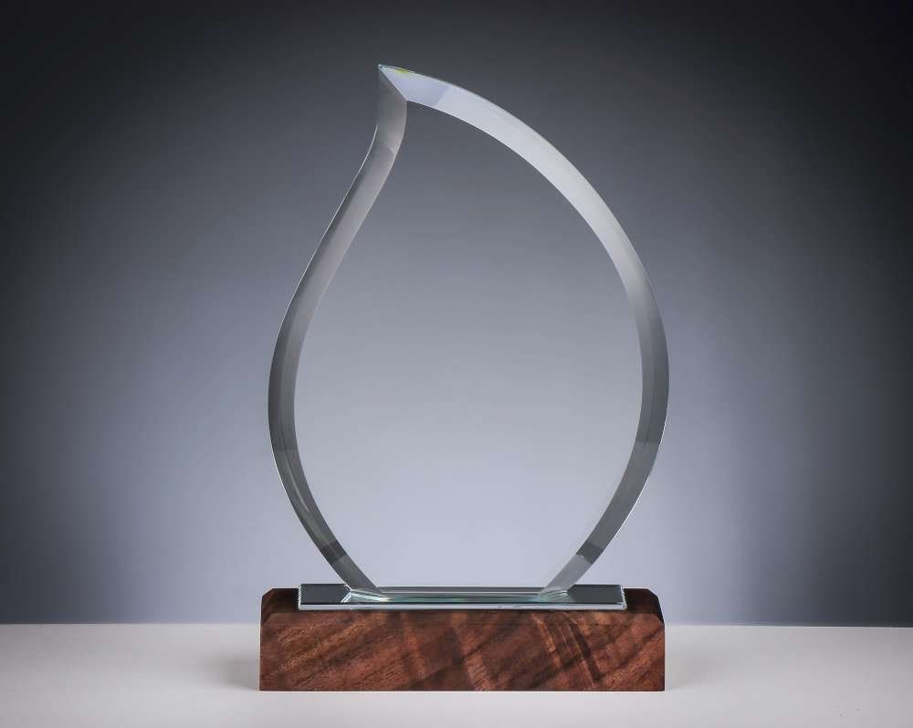 Kristallglas Award „Licht“ auf Walnussholzsockel, ab € 39,90 Kristallglas Award „Licht“ mit Walnussholzsockel und geschwungener Glasform