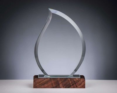 Kristallglas Award „Licht“ mit Walnussholzsockel und geschwungener Glasform