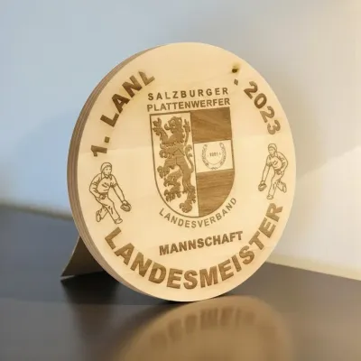 Meisterteller aus Buchenholz mit individueller Gravur und Sportmotiv