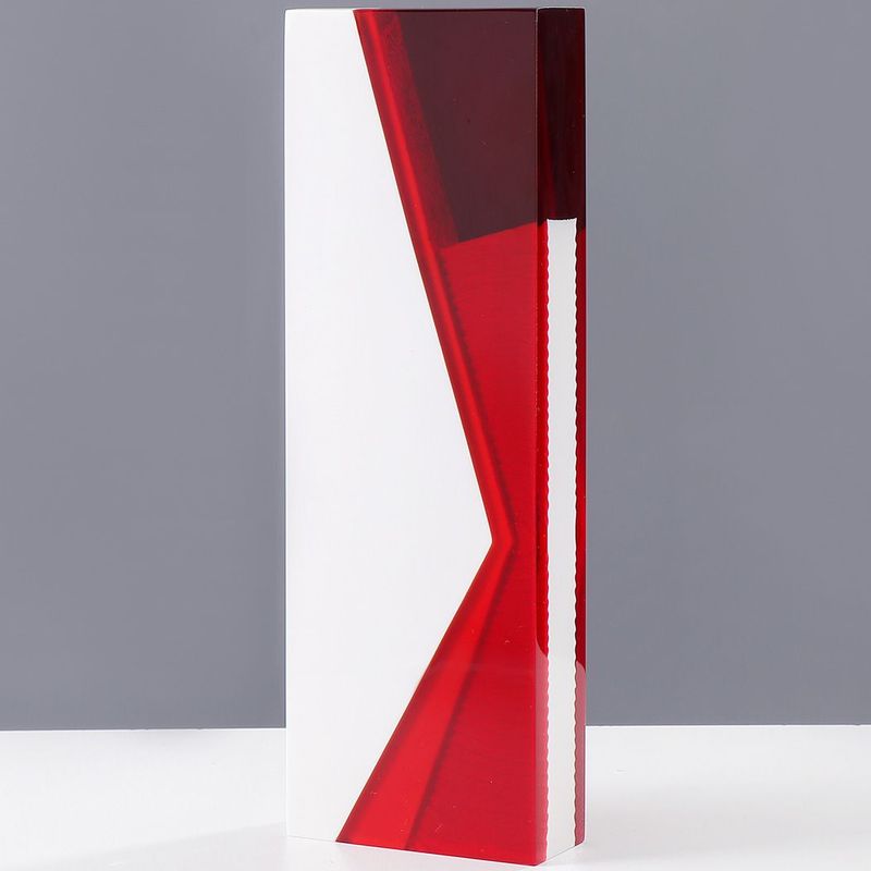 Dynamic Award Polystone Trophäe mit rotem dynamischem Design