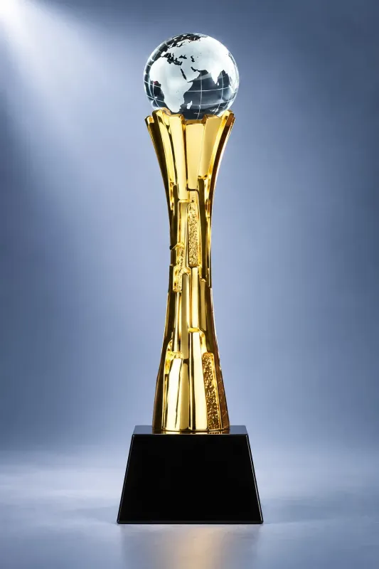 Goldtrophäe „World Crystal“ mit Glaskugel, ab € 33,90