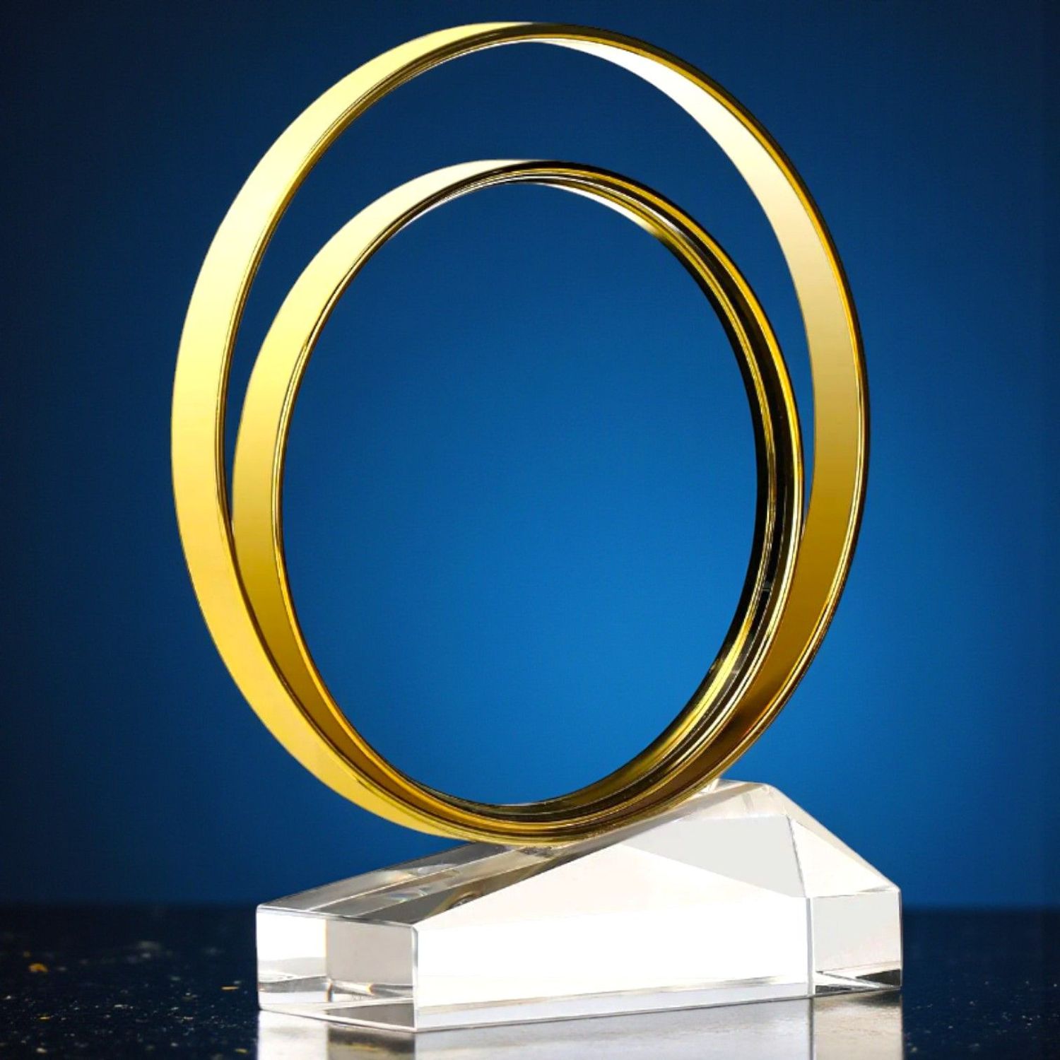 Kristallglas Award Glanzring mit goldenem Ring und klarem Glassockel