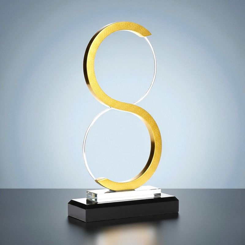 Kristallglas Award Goldene Welle mit goldenem Designelement auf schwarzem Sockel