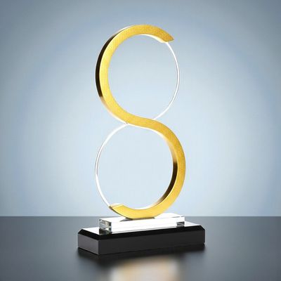 Kristallglas Award Goldene Welle mit goldenem Designelement auf schwarzem Sockel