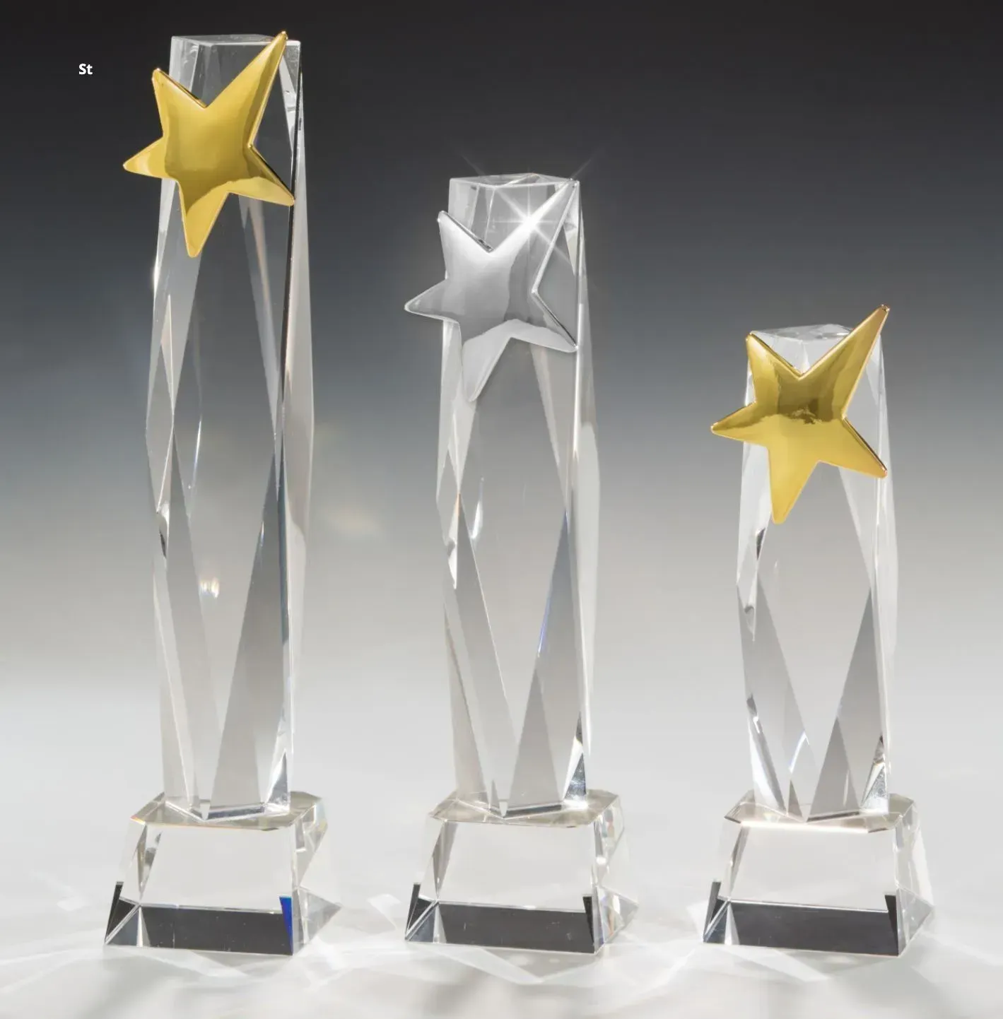 Kristallpokal Tower Star mit goldfarbenem & silberfarbenem Metallstern und facettiertem Glaskörper