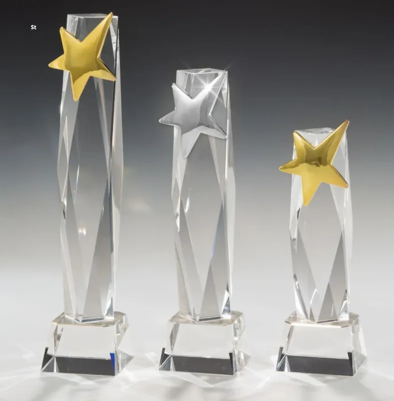 Kristallpokal Tower Star mit goldfarbenem & silberfarbenem Metallstern und facettiertem Glaskörper